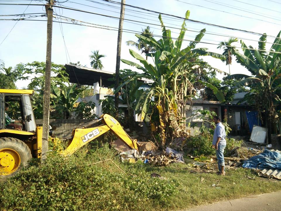 Hearing our story, the University Contractor lent us his earth mover when asked for free to clear the front yard. Had it not been for that awesome machine it would have taken us ages. Big thanks to him and the driver !