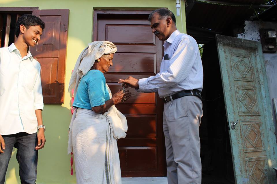 Principal handing over the Key.